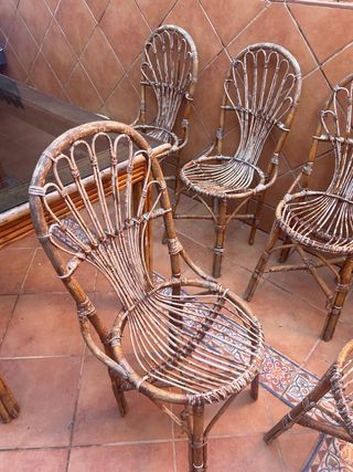 Conjunto de mesa y sillas de mimbre