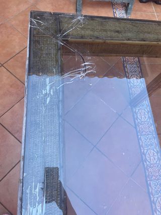 Conjunto de mesa y sillas de mimbre