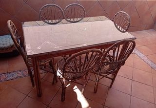 Conjunto de mesa y sillas de mimbre