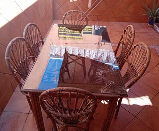 Conjunto de mesa y sillas de mimbre