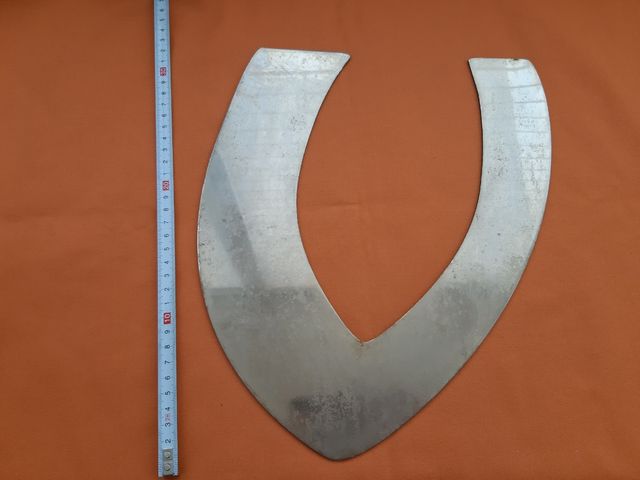 Lettera V ex insegna negozio, in ottone