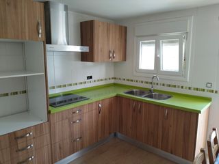 Muebles de Cocina, Mesa y Sillas.