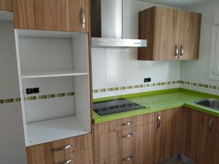 Muebles de Cocina, Mesa y Sillas.