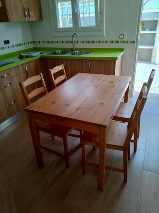 Muebles de Cocina, Mesa y Sillas.