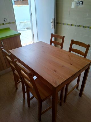 Muebles de Cocina, Mesa y Sillas.