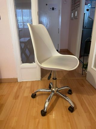 Silla de oficina giratoria blanca