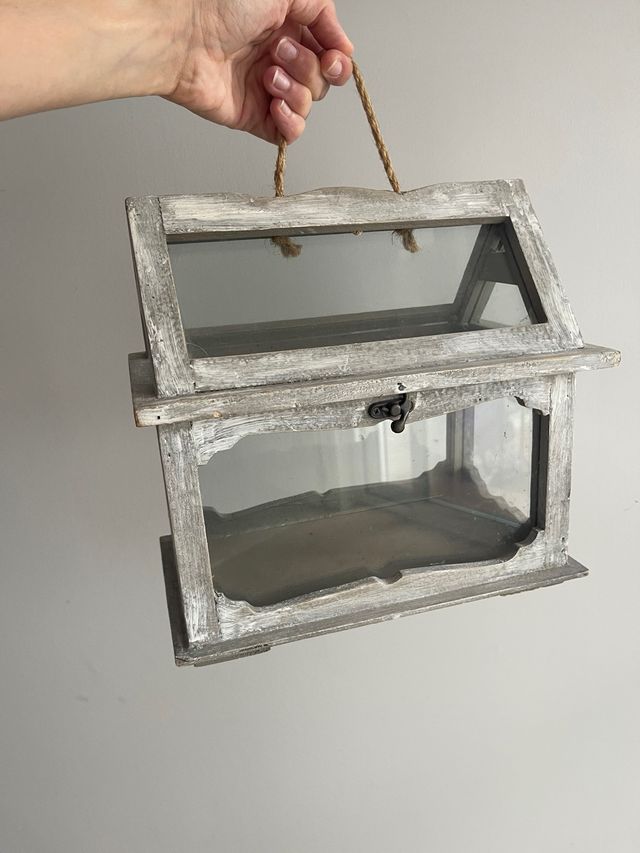 Caja de cristal y madera con asa