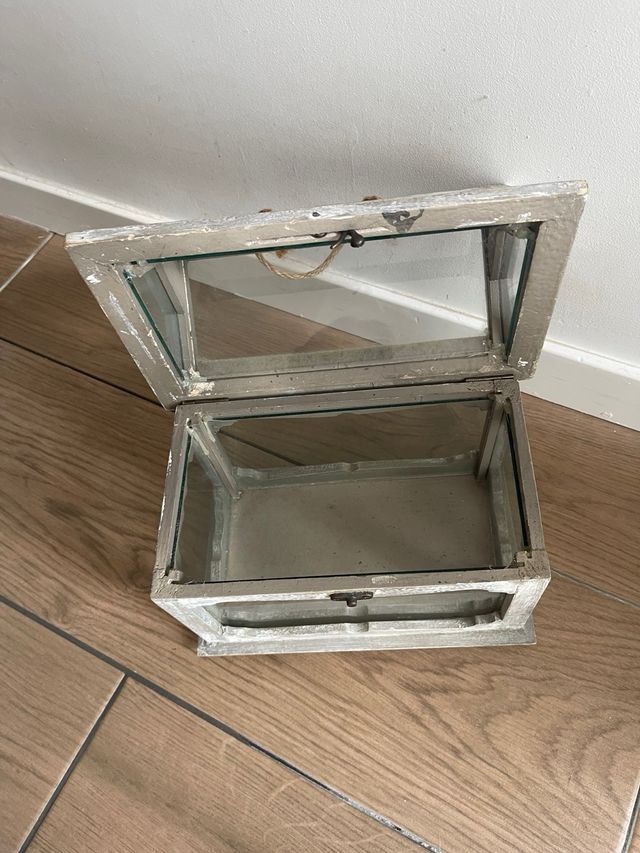 Caja de cristal y madera con asa