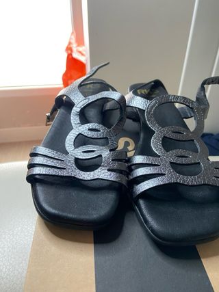 Sandalias plateadas y negras