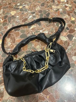 Bolso negro con cadena dorada