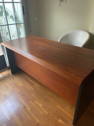 Mesa de despacho de madera
