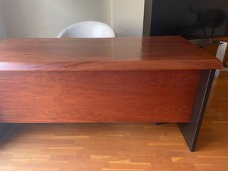 Mesa de despacho de madera
