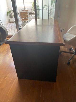 Mesa de despacho de madera