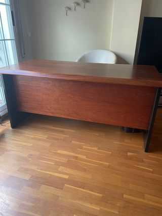 Mesa de despacho de madera