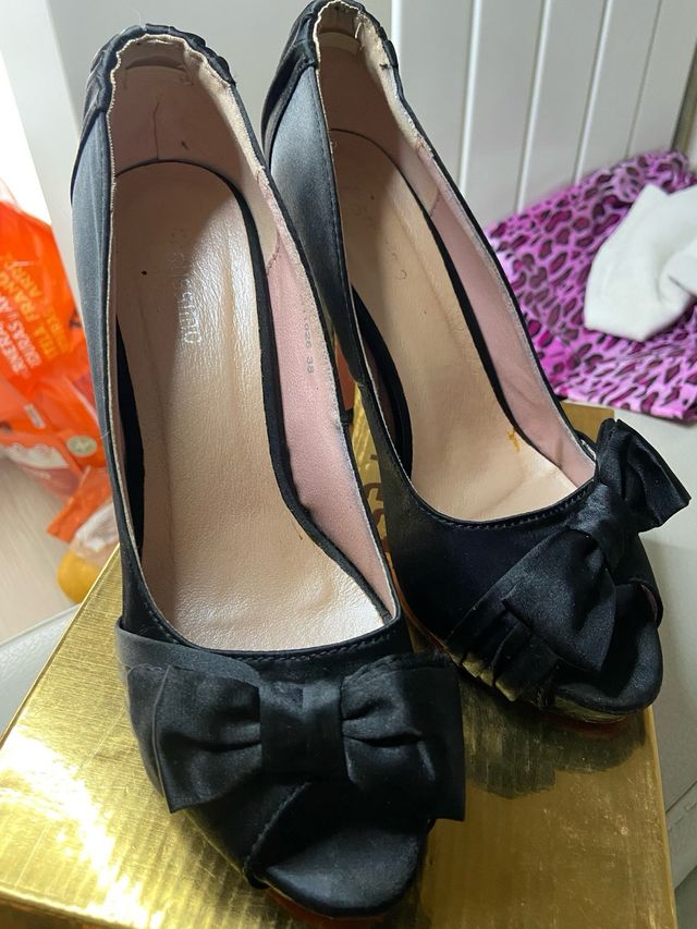 Tacones negros con lazo