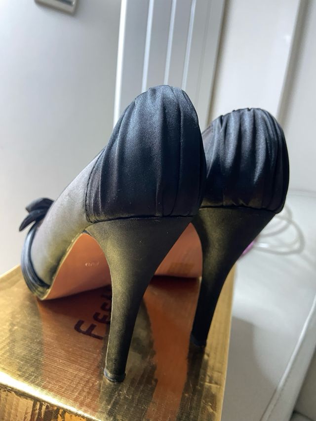 Tacones negros con lazo