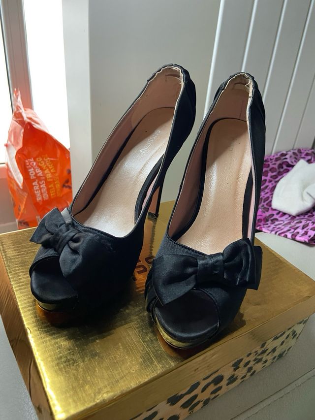 Tacones negros con lazo