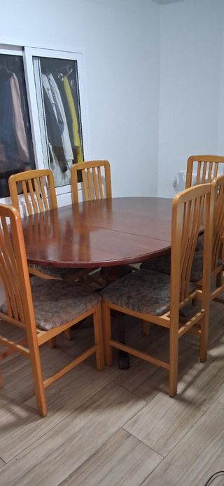 Comedor de madera con sillas
