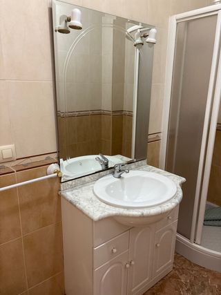 Mueble de baño con lavabo y espejo