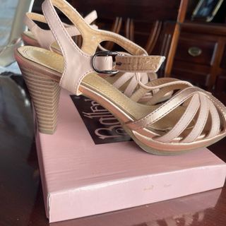 Zapatos de tacón dorados y rosas