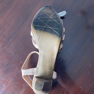 Zapatos de tacón dorados y rosas