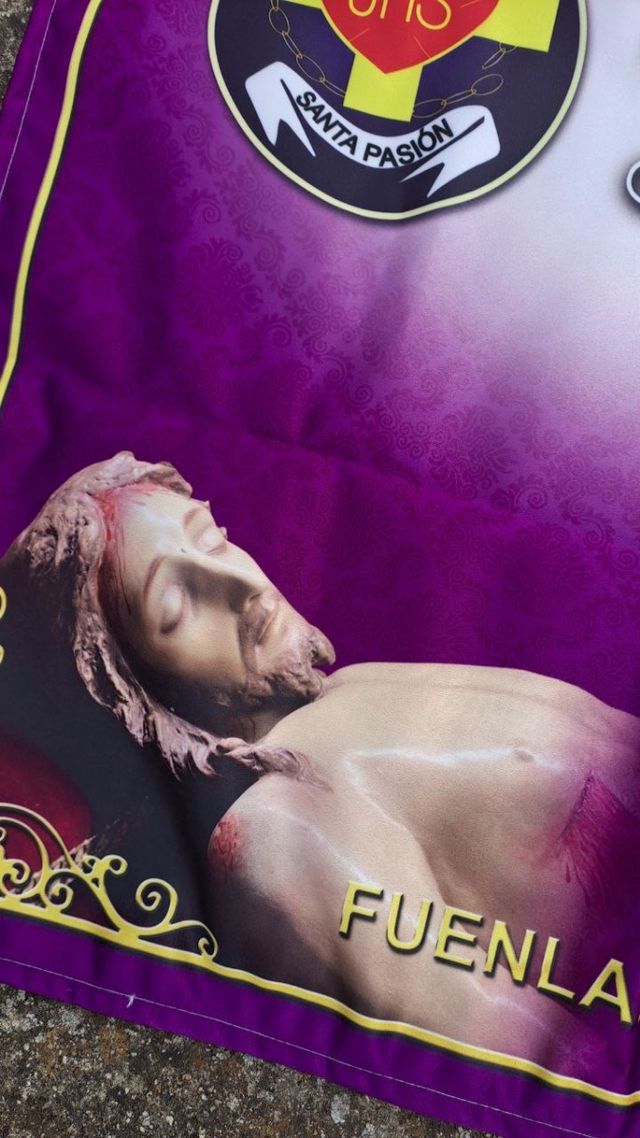 Colgadura o balconera Hermandad Santa Pasión morad