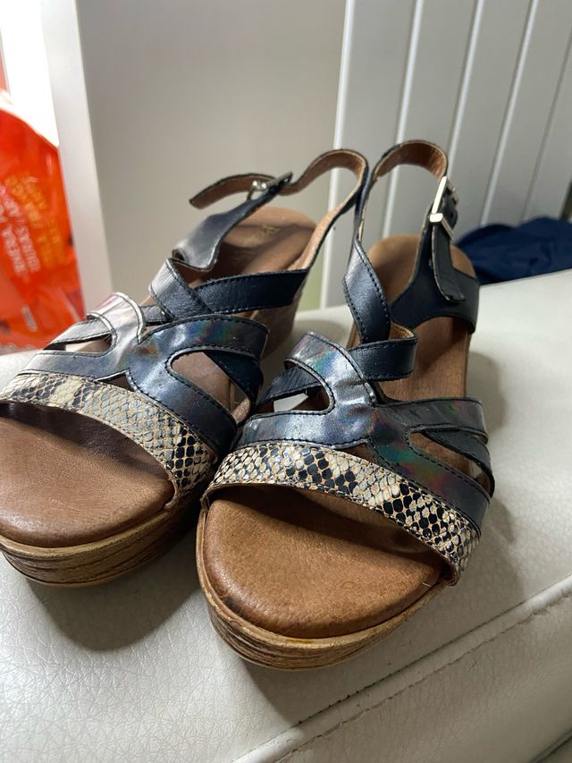 Sandalias de cuña con estampado de serpiente