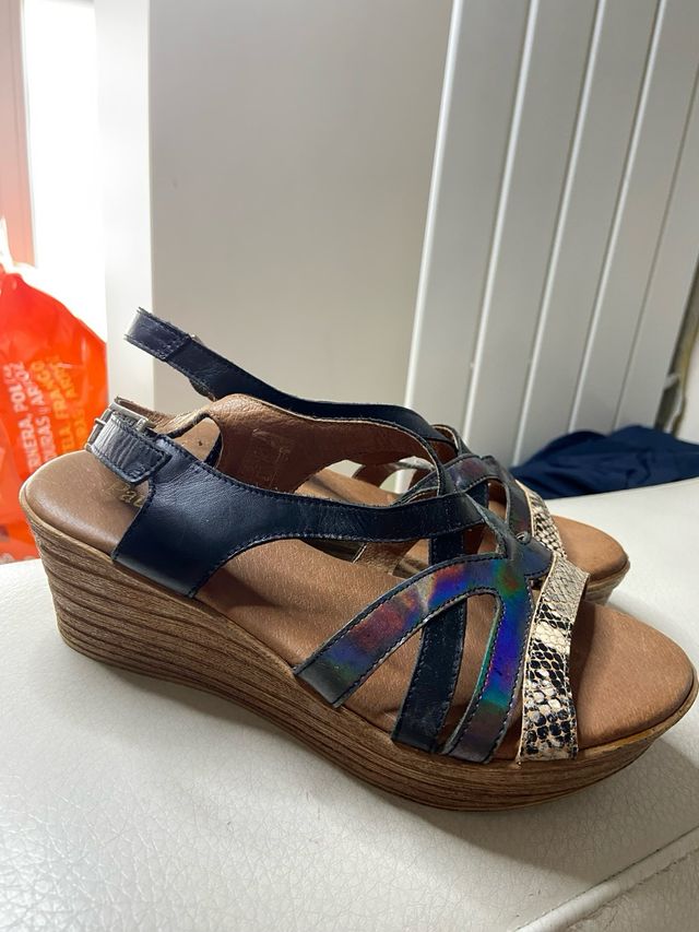 Sandalias de cuña con estampado de serpiente