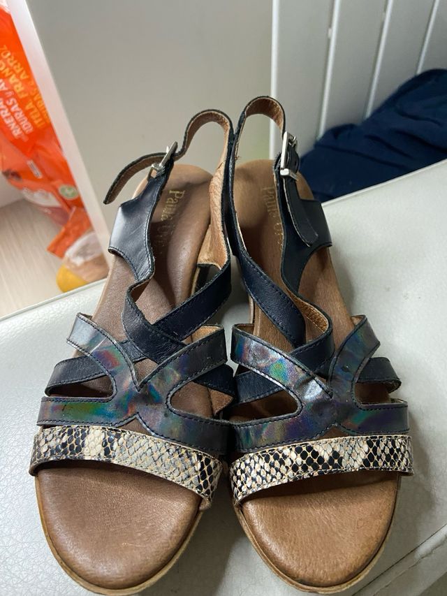 Sandalias de cuña con estampado de serpiente