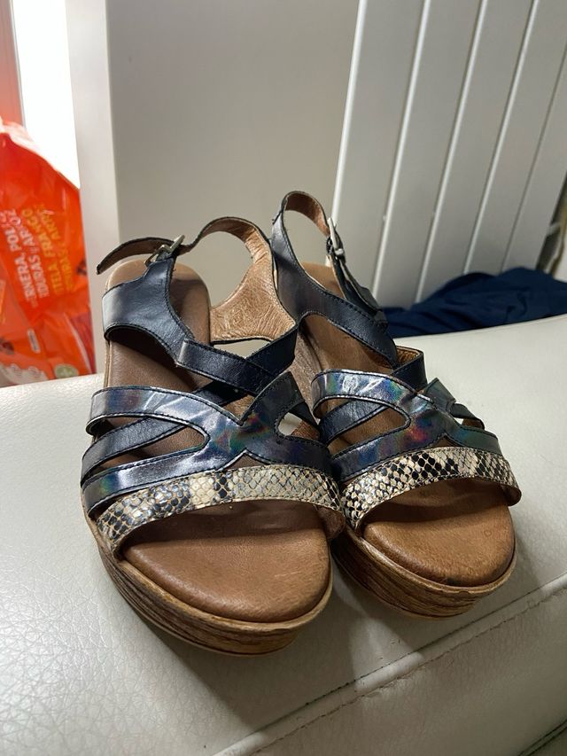 Sandalias de cuña con estampado de serpiente