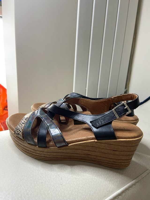 Sandalias de cuña con estampado de serpiente