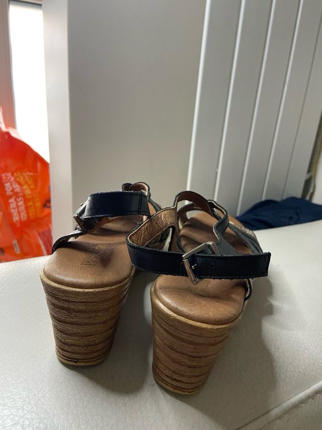 Sandalias de cuña con estampado de serpiente