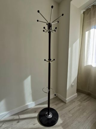 Perchero de pie moderno con base de mármol