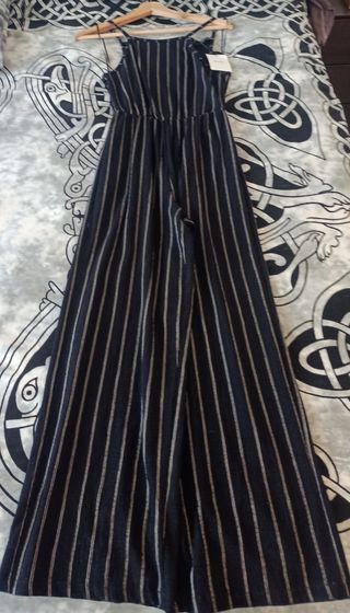 Mono negro con rayas doradas