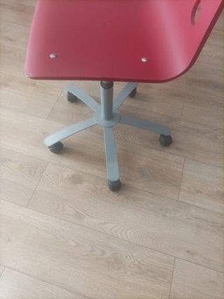 Silla giratoria roja y gris