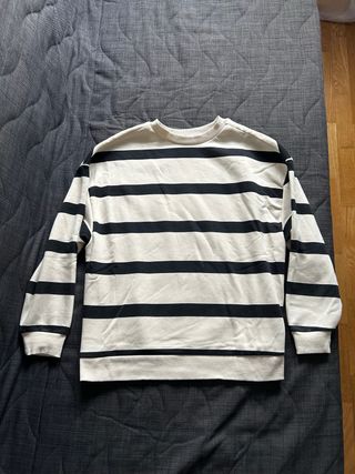 Sudadera Stradivarius rayas blancas y negras