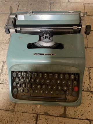 Máquina de escribir Olivetti Studio 44