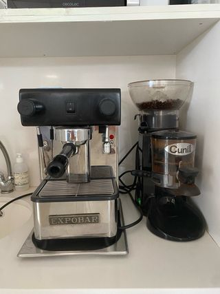 Cafetera Expobar y Molinillo Cunill