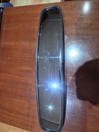Retrovisor panorámico grande.