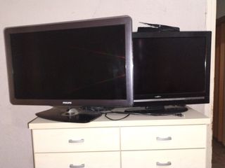 2 Televisores uno marca Philips color negro