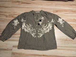 Zara a estrenar busa a cuadros con bordado