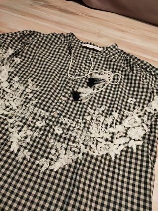 Zara a estrenar busa a cuadros con bordado