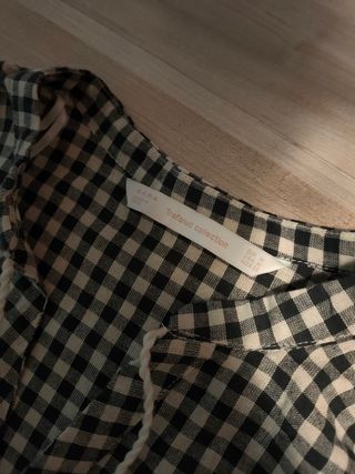 Zara a estrenar busa a cuadros con bordado