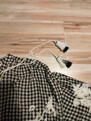Zara a estrenar busa a cuadros con bordado