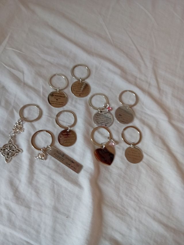 Llaveros con mensajes y dijes