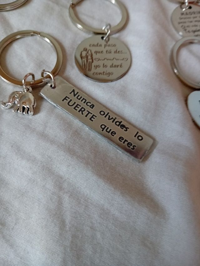 Llaveros con mensajes y dijes