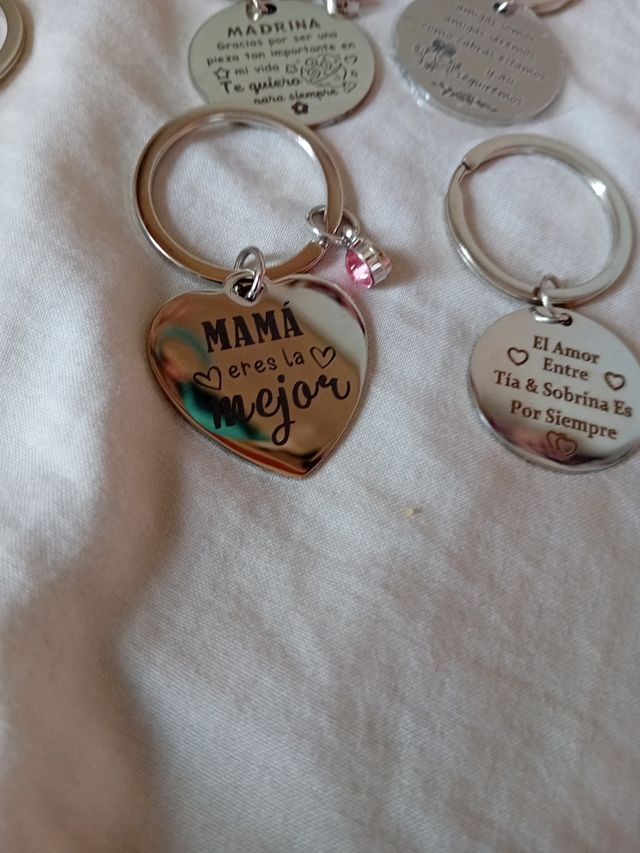 Llaveros con mensajes y dijes