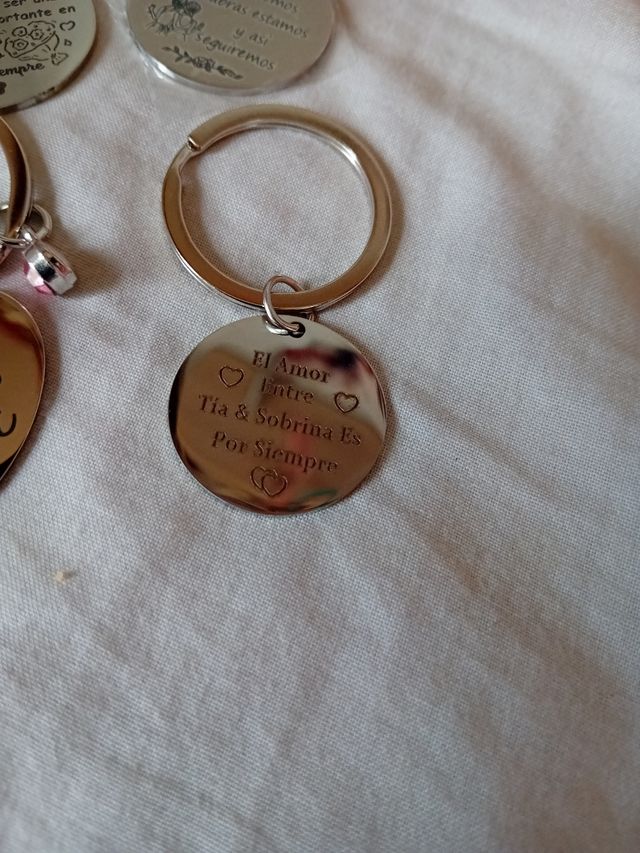 Llaveros con mensajes y dijes