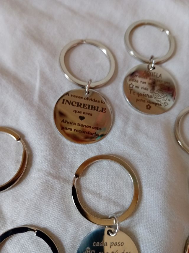 Llaveros con mensajes y dijes