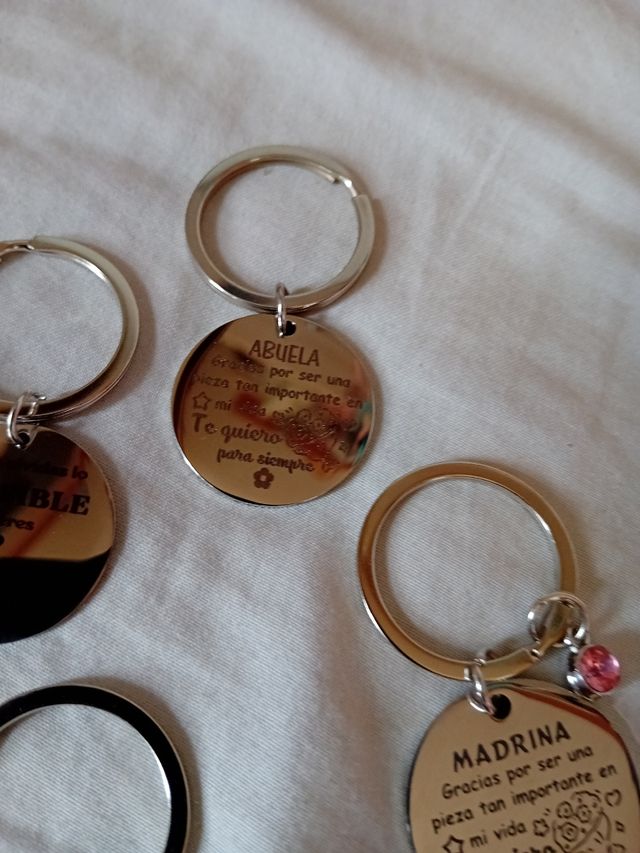 Llaveros con mensajes y dijes